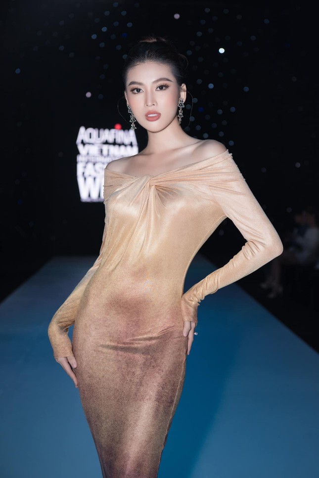 Dàn mỹ nhân đọ sắc trên thảm đỏ Tuần lễ Thời trang Quốc tế Việt Nam 2021 ảnh 7