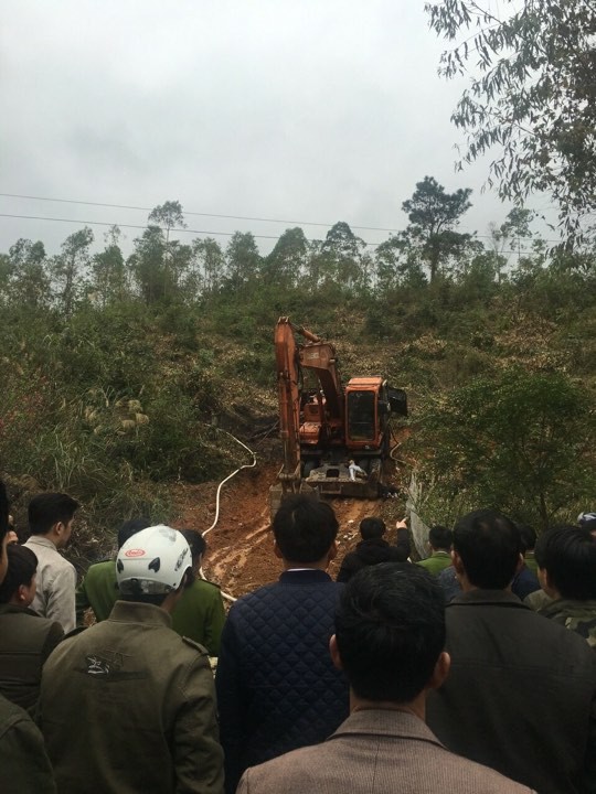Lạng Sơn: Gầu máy xúc vướng dây điện, 2 người tử vong ảnh 1