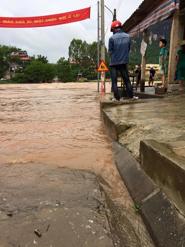 Cầu Na Sẩm ở Lạng Sơn bị lũ nhấn chìm, giao thông chia cắt ảnh 1