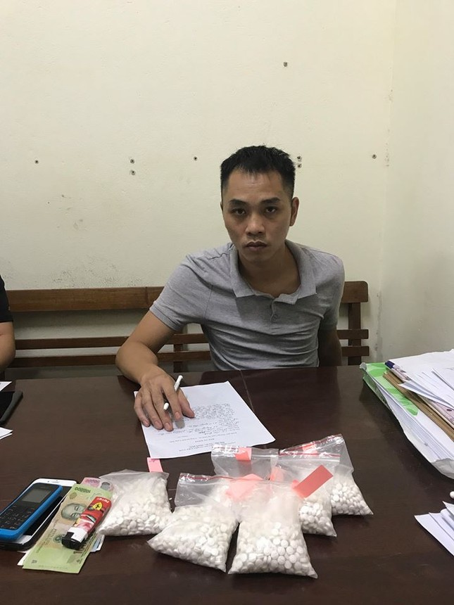 Mang gần 4000 viên ma túy đến trước cổng bệnh viện rao bán ảnh 1