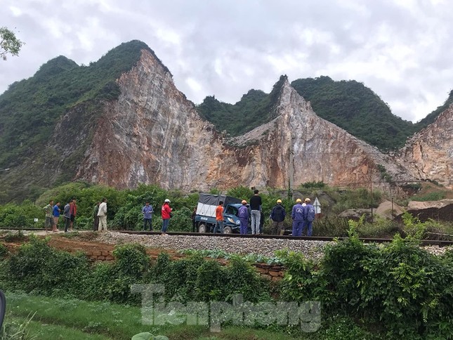 Lạng Sơn: Tông vào tầu hoả, tài xế ô tô thoát chết trong gang tấc ảnh 2