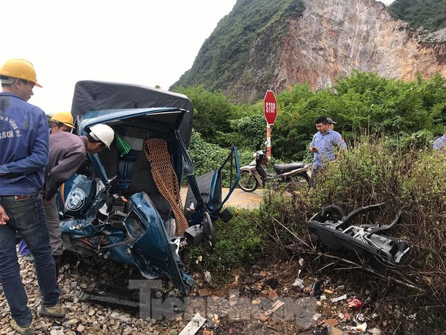 Lạng Sơn: Tông vào tầu hoả, tài xế ô tô thoát chết trong gang tấc ảnh 1