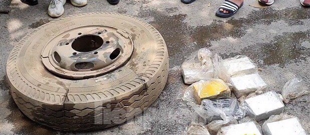 Chặn ô tô tải, thu giữ 16 bánh heroin cất giấu tinh vi ảnh 2