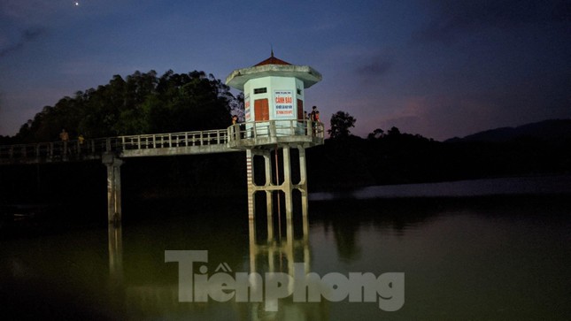 Lạng Sơn: Thâu đêm tìm người mất tích ở đập Nà Tâm ảnh 3