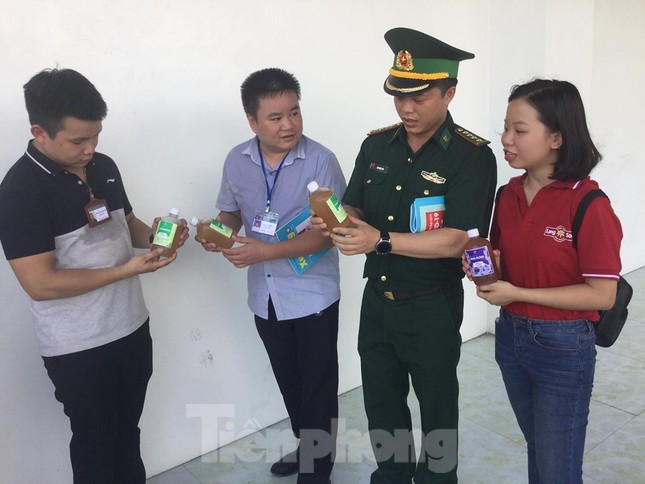 Cắt tóc, tặng khẩu trang cho lái xe, người lao động ở biên giới Lạng Sơn ảnh 7