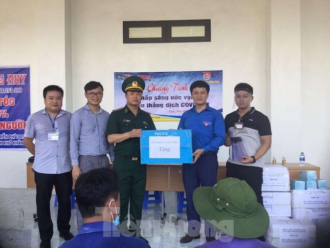 Cắt tóc, tặng khẩu trang cho lái xe, người lao động ở biên giới Lạng Sơn ảnh 2