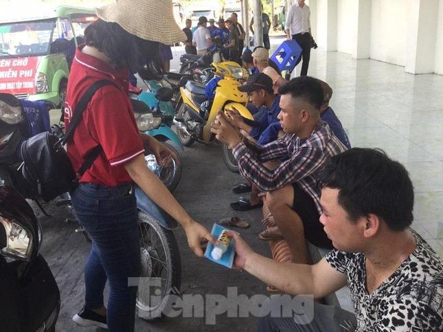 Cắt tóc, tặng khẩu trang cho lái xe, người lao động ở biên giới Lạng Sơn ảnh 4