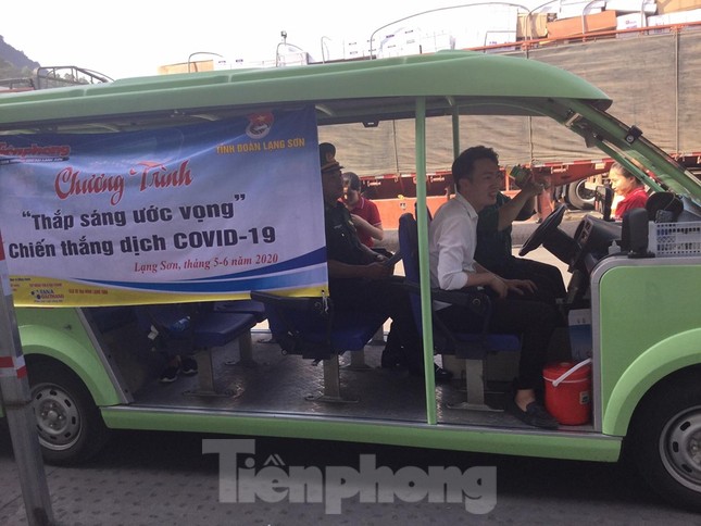 Cắt tóc, tặng khẩu trang cho lái xe, người lao động ở biên giới Lạng Sơn ảnh 6