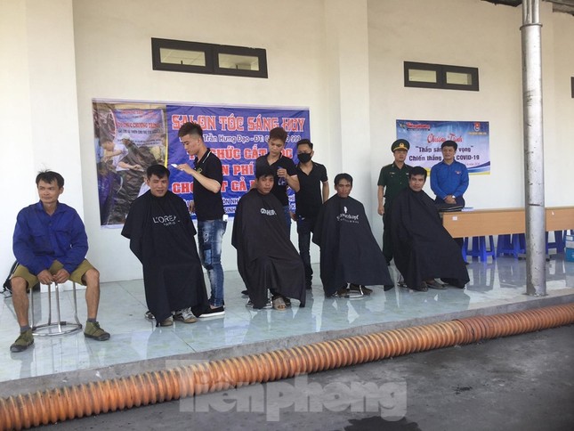 Cắt tóc, tặng khẩu trang cho lái xe, người lao động ở biên giới Lạng Sơn ảnh 8