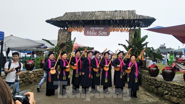 Chen chân trẩy hội Mẫu Sơn ảnh 2