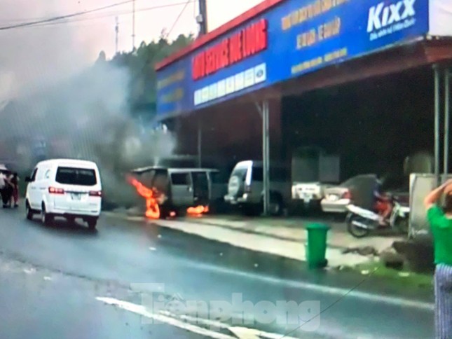 Kinh hoàng xe ô tô trong xưởng sửa chữa bỗng bốc cháy dữ dội ảnh 1