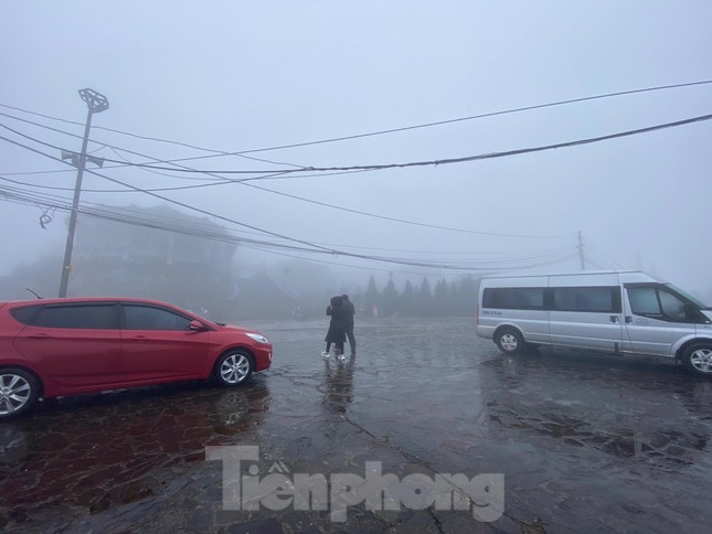 Băng tuyết phủ trắng Mẫu Sơn, hàng trăm người đổ lên xem gây tắc đường ảnh 7