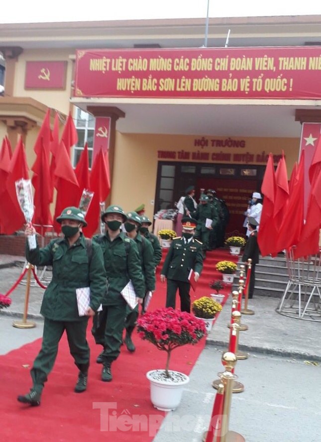 Tân binh các tỉnh thành náo nức lên đường nhập ngũ ảnh 11