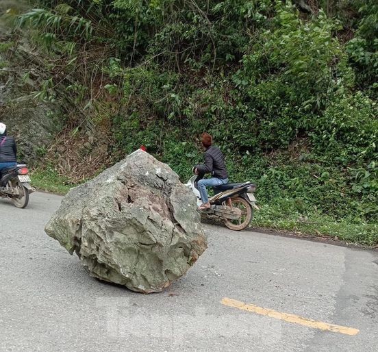 Đá lở rơi xuống đường, hai người thoát chết trong gang tấc ảnh 1
