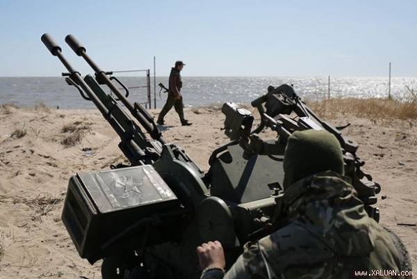 Các binh sĩ Ukraine thuộc Tiểu đoạn tình nguyện Donbass đang kiểm tra súng chống tăng ở làng Shyrokyne hôm 15/4/2015.