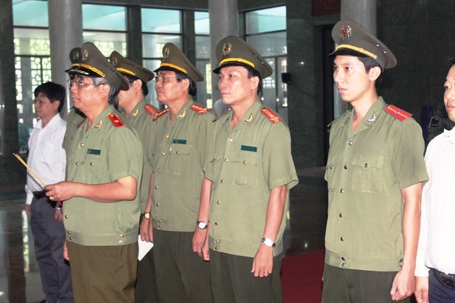 Lễ truy điệu hai phi công Su - 22 hi sinh trên biển ảnh 10