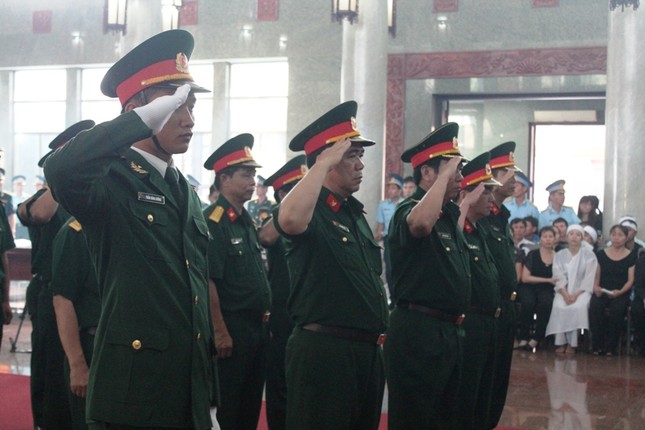 Lễ truy điệu hai phi công Su - 22 hi sinh trên biển ảnh 5