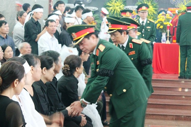 Lễ truy điệu hai phi công Su - 22 hi sinh trên biển ảnh 6
