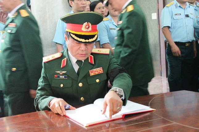 Lễ truy điệu hai phi công Su - 22 hi sinh trên biển ảnh 7
