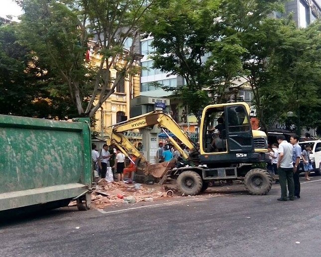 Sập nhà cũ ở Hà Nội, hai người tử vong dưới đống đổ nát ảnh 46