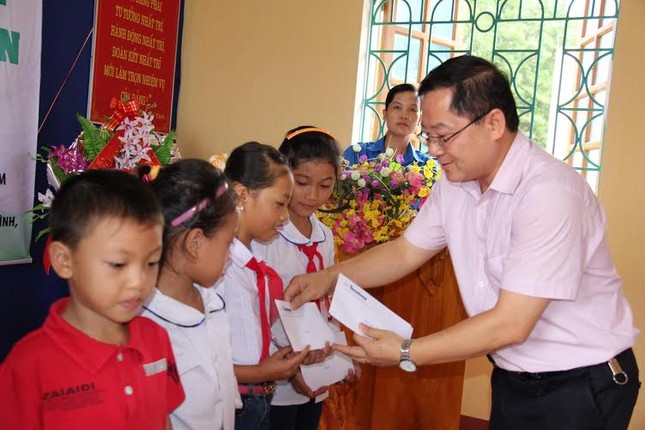 Trao quà cho cựu TNXP và học sinh nghèo học giỏi Yên Bái ảnh 1