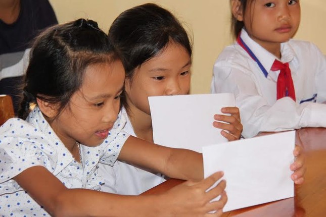 Trao quà cho cựu TNXP và học sinh nghèo học giỏi Yên Bái ảnh 2