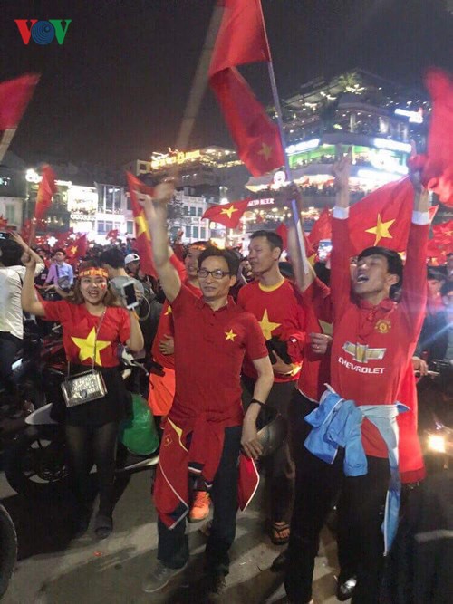 Phó thủ tướng Vũ Đức Đam ra đường mừng chiến thắng U23 Việt Nam