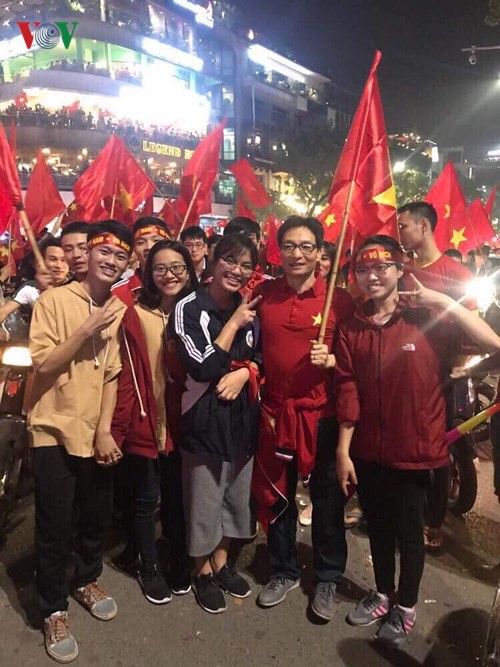 Phó thủ tướng Vũ Đức Đam ra đường mừng chiến thắng U23 Việt Nam