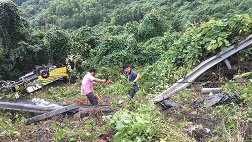 Xe chở hàng chục sinh viên rơi xuống vực sâu khi vượt đèo Hải Vân ảnh 12