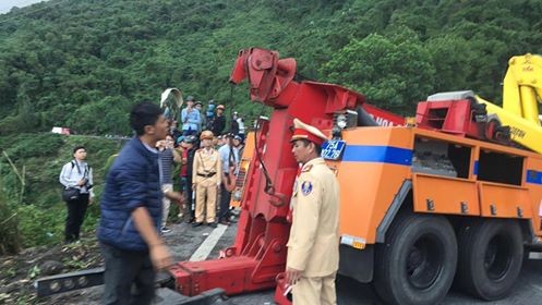Xe chở hàng chục sinh viên rơi xuống vực sâu khi vượt đèo Hải Vân ảnh 15