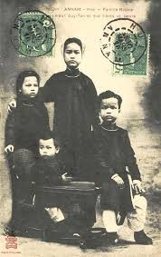 Trong thời gian bị lưu đày, vua Duy Tân đã lấy một phụ nữ gốc Pháp và sinh được 4 người con. Điều này đúng hay sai?