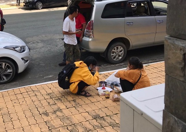 Bữa cơm giữa sân trường của người mẹ nghèo và cô sinh viên năm nhất ảnh 1