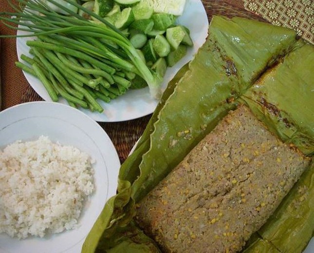 Nguyên liệu chính cho món prahok nổi tiếng của Campuchia là gì?
