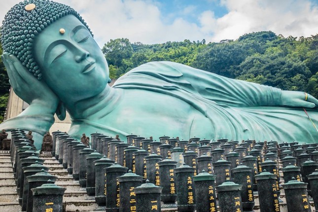 Các tín đồ Angkor thường để lại gì dưới chân tượng phật?