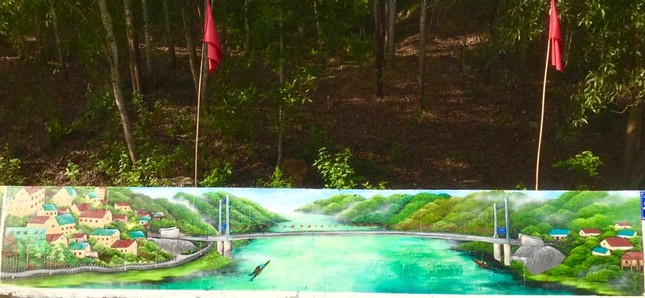 Biến bức tường cũ kỹ bên bìa rừng thành tác phẩm sắc màu cổ động bầu cử ảnh 6