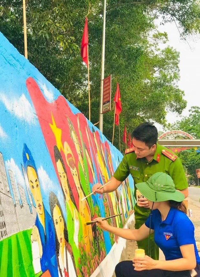 Biến bức tường cũ kỹ bên bìa rừng thành tác phẩm sắc màu cổ động bầu cử ảnh 5