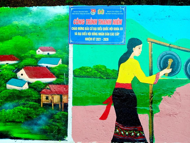 Biến bức tường cũ kỹ bên bìa rừng thành tác phẩm sắc màu cổ động bầu cử ảnh 4