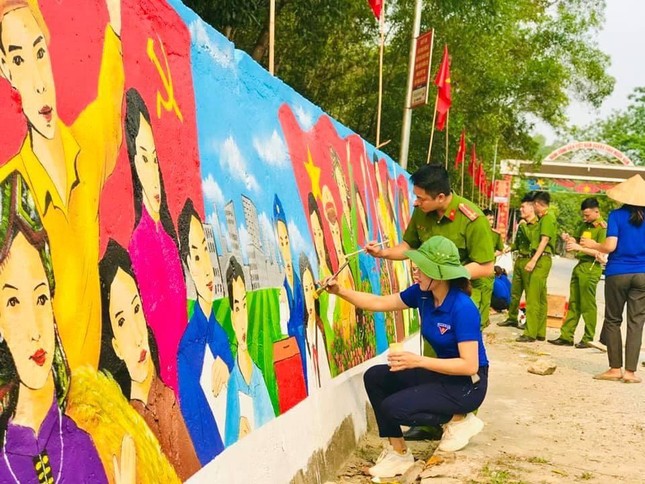 Biến bức tường cũ kỹ bên bìa rừng thành tác phẩm sắc màu cổ động bầu cử ảnh 2