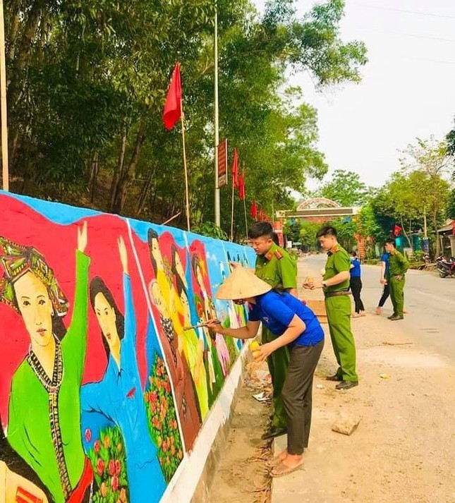 Biến bức tường cũ kỹ bên bìa rừng thành tác phẩm sắc màu cổ động bầu cử ảnh 8