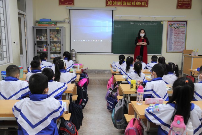 Học sinh thành phố Vinh háo hức trong ngày đầu trở lại trường ảnh 10
