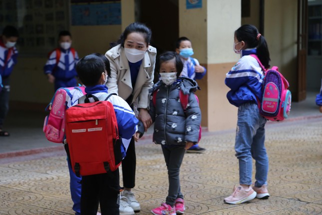 Học sinh thành phố Vinh háo hức trong ngày đầu trở lại trường ảnh 4