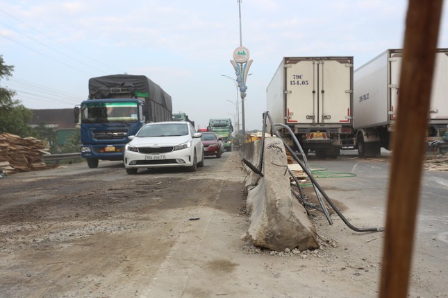 Xe chở gỗ ép lật giữa đường, quốc lộ 1A tê liệt nhiều giờ ảnh 13