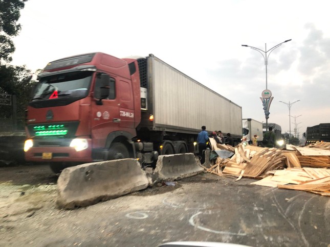Xe chở gỗ ép lật giữa đường, quốc lộ 1A tê liệt nhiều giờ ảnh 12