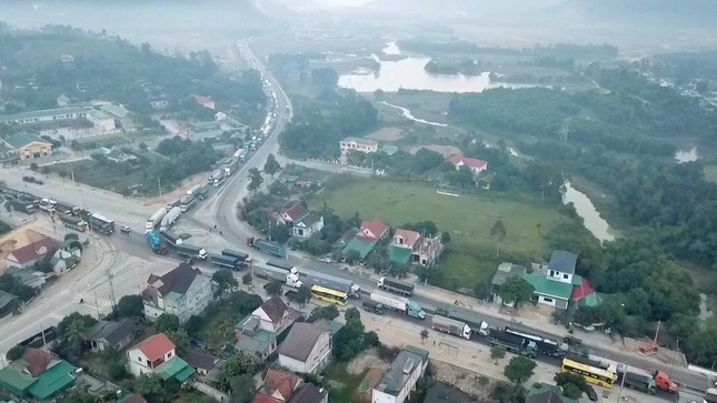 Xe chở gỗ ép lật giữa đường, quốc lộ 1A tê liệt nhiều giờ ảnh 11