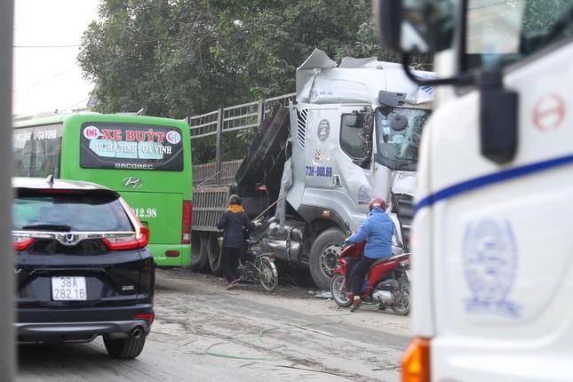Xe chở gỗ ép lật giữa đường, quốc lộ 1A tê liệt nhiều giờ ảnh 2