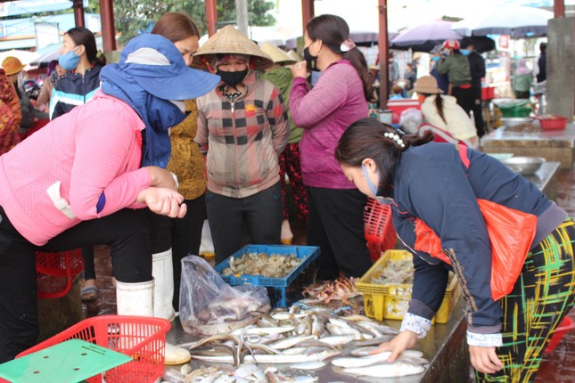 Cảng cá Lạch Vạn đông đúc, người dân thờ ơ với khẩu trang giữa đại dịch ảnh 7