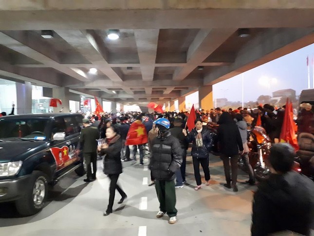 Hàng ngàn người dân Nghệ An chờ đón các tuyển thủ U23 Việt Nam ảnh 6