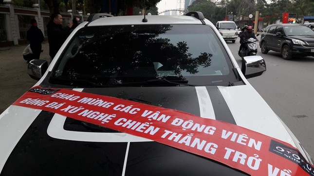 Hàng ngàn người dân Nghệ An chờ đón các tuyển thủ U23 Việt Nam ảnh 2