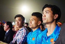 Hàng ngàn người dân Nghệ An chờ đón các tuyển thủ U23 Việt Nam ảnh 8