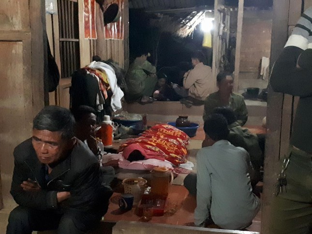 Trong rượu có lá ngón? ảnh 4